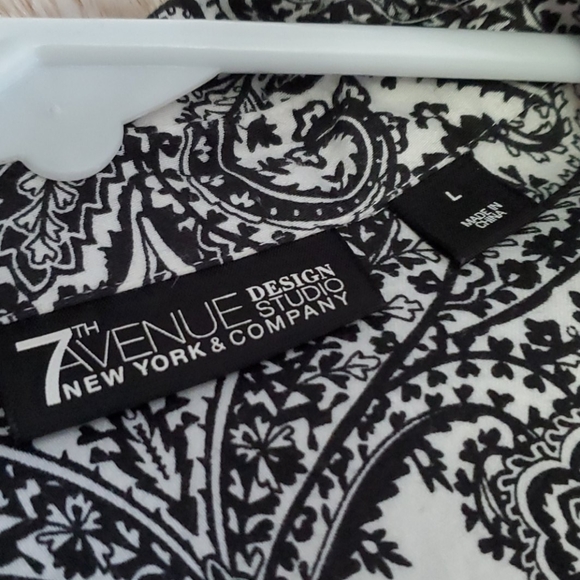 Beautiful black and white button up - Picture 4 of 8